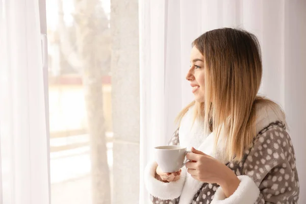 Rano Piękną Młodą Kobietę Picie Gorącej Kawy Pobliżu Okna — Zdjęcie stockowe
