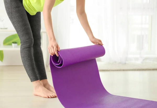 Sabah Yoga Mat Evde Closeup Eğitimi Için Gidiş Ile Güzel — Stok fotoğraf