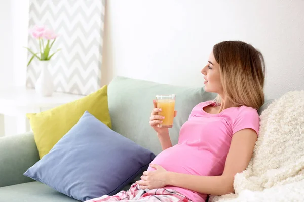 Krásná Těhotná Žena Pít Citrusové Šťávy Ráno — Stock fotografie