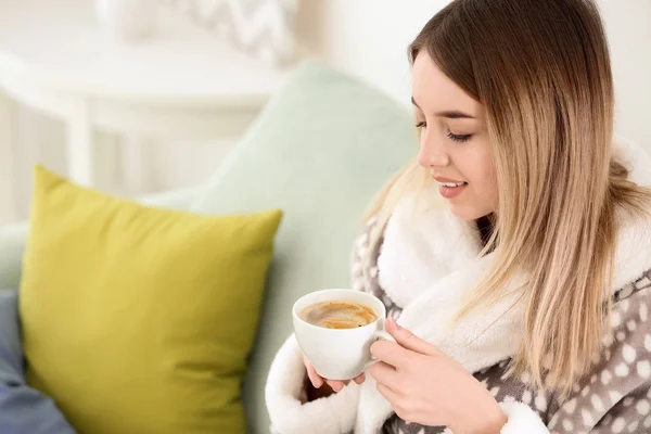 Rano Piękną Młodą Kobietę Picie Gorącej Kawy Domu — Zdjęcie stockowe