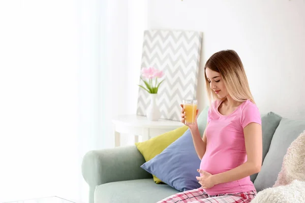 Krásná Těhotná Žena Pít Citrusové Šťávy Ráno — Stock fotografie