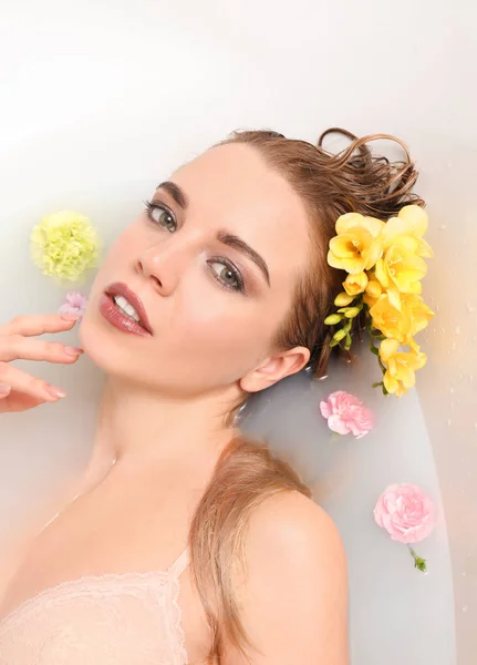 Attrayant Jeune Femme Sous Vêtements Prendre Bain Avec Des Fleurs — Photo