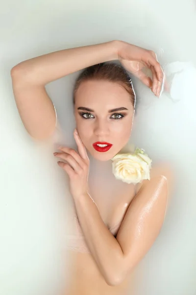Приваблива Молода Жінка Нижній Білизні Приймає Ванну Білою Трояндою — стокове фото