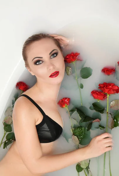 Приваблива Молода Жінка Нижній Білизні Приймає Ванну Червоними Трояндами — стокове фото