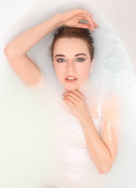 Genç seksi kadın rahatlatıcı banyo, üstten görünüm