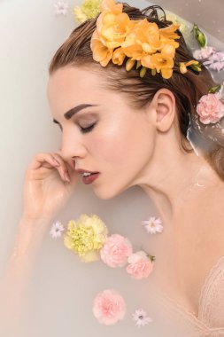 Genç seksi kadın rahatlatıcı banyo çiçekli