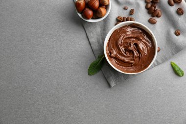 Tablo üzerinde erimiş çikolata ile kase