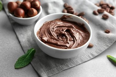 Tablo üzerinde erimiş çikolata ile kase