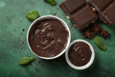 Renk arka plan üzerinde erimiş çikolata ile kase