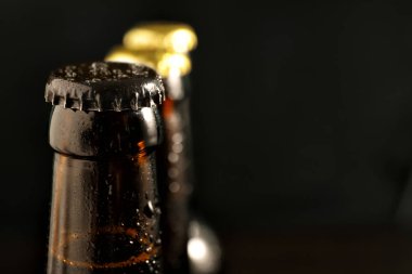 Koyu arka plan, closeup soğuk bira cam şişe