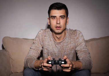 Akşamları evde oyun video oyun genç adam