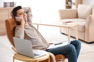 Evet, Evde Genç serbest meslek