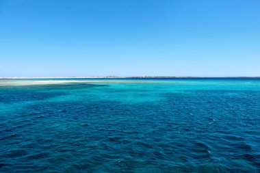 Güzel deniz manzarası görünümünü yaz gününde