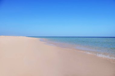 Güzel bir gün güneşli yaz kumlu plaj manzarası