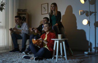 Gençler evde video oyunları oynarken akşamları