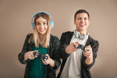 Gençlerle gamepads renk arka plan üzerinde