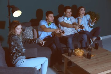 Gençler evde video oyunları oynarken akşamları
