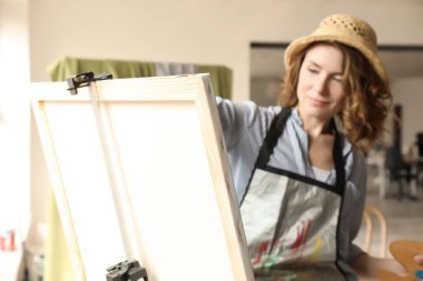 Atölyede resim kadın sanatçı