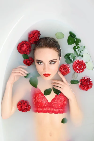 Ελκυστική Νεαρή Γυναίκα Στο Εσωρούχων Παίρνει Λουτρό Κόκκινα Τριαντάφυλλα — Φωτογραφία Αρχείου