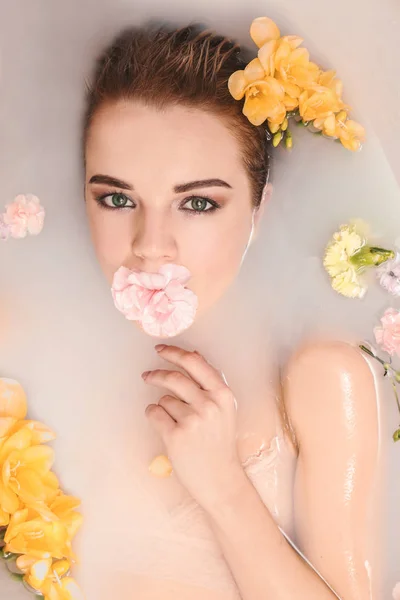 Young Sexy Woman Relaxing Bath Flowers Top View — Stock Photo, Image