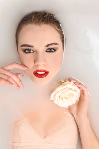 Genç Seksi Kadın Rahatlatıcı Banyo Çiçek Üstten Görünüm — Stok fotoğraf