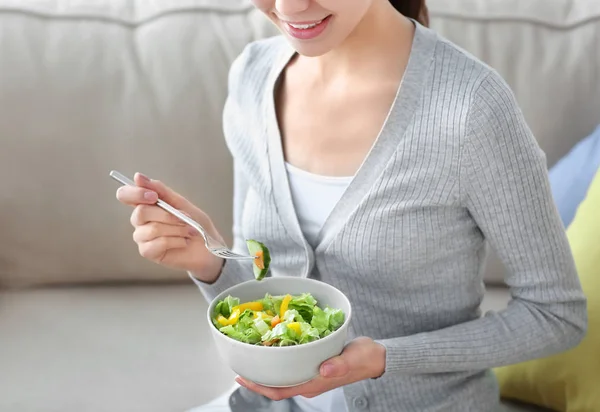 若い女性は 家でサラダを食べるします 健康食品のコンセプト — ストック写真