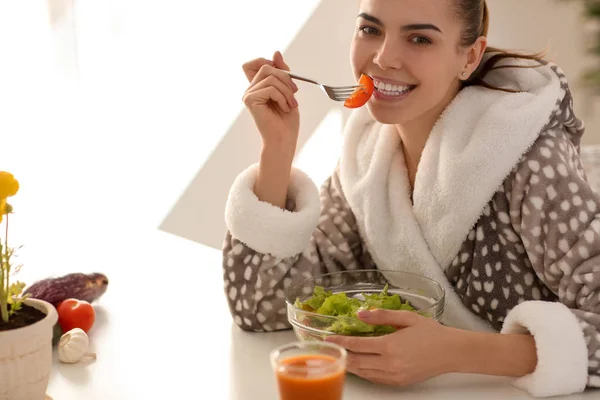 Une Jeune Femme Mange Salade Fraîche Maison Concept Alimentation Saine — Photo