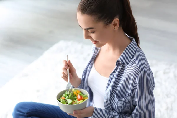 Une Jeune Femme Mange Salade Fraîche Maison Concept Alimentation Saine — Photo