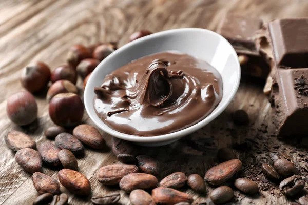 Cuenco Con Chocolate Fundido Con Frijoles Mesa Madera —  Fotos de Stock