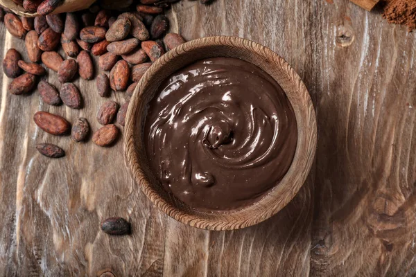 Mangkuk Dengan Coklat Cair Dengan Kacang Atas Meja Kayu — Stok Foto