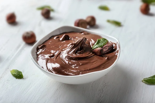 Cuenco Con Chocolate Fundido Mesa Madera —  Fotos de Stock