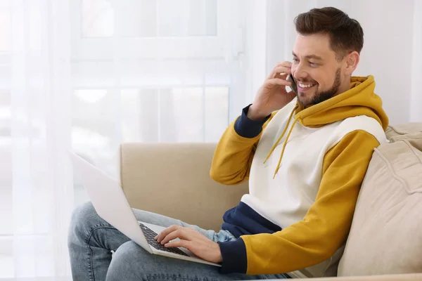 Freelancer Talking Phone While Using Laptop Home — Stock Photo, Image