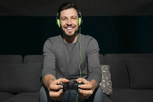 Duygusal Adam Evde Video Oyun Oynarken — Stok fotoğraf