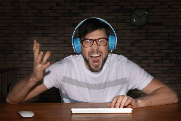 Συναισθηματική Άνθρωπος Παίζοντας Παιχνίδι Στον Υπολογιστή Στο Σπίτι Αργά Βράδυ — Φωτογραφία Αρχείου