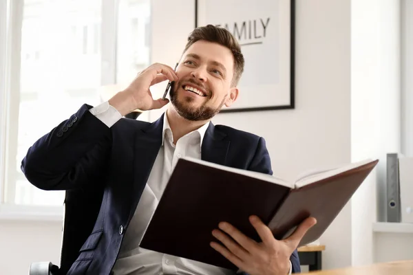 Empresario Hablando Por Teléfono Mientras Trabaja Oficina — Foto de Stock