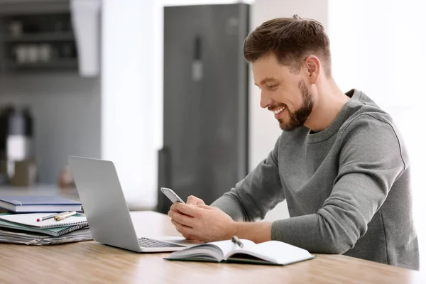 Freelancer Laptop Mobile Phone Home — Stock Photo, Image