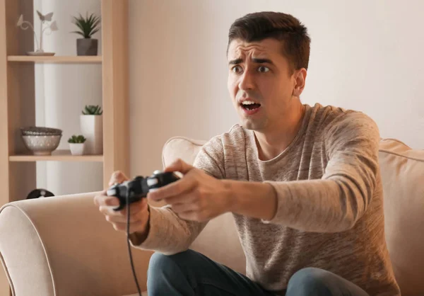 Молодой Человек Играет Видеоигры Дома — стоковое фото