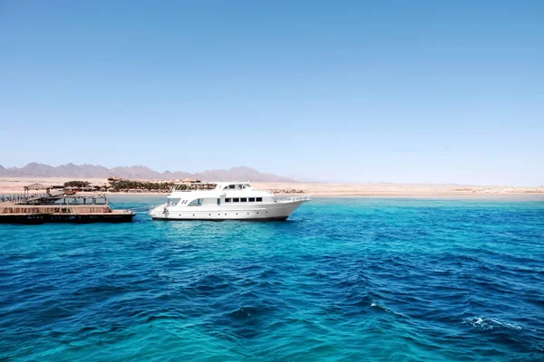 Mooie Witte Jacht Buurt Van Tropische Resort Een Zonnige Dag — Stockfoto