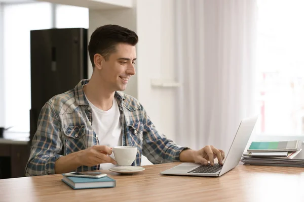 Joven Freelancer Bebiendo Café Mientras Usa Portátil Casa — Foto de Stock