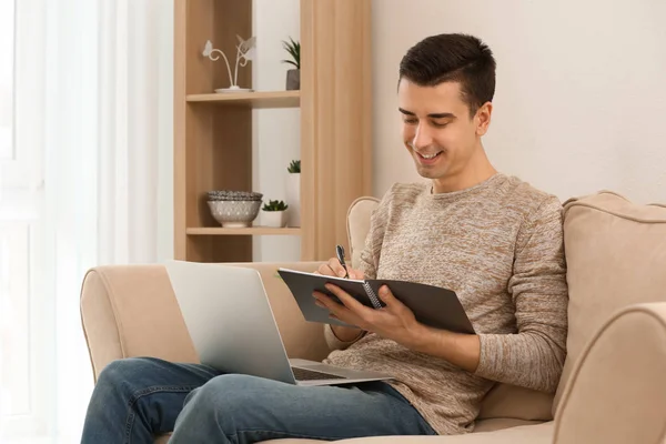 Freelancer Jovem Trabalhando Casa — Fotografia de Stock