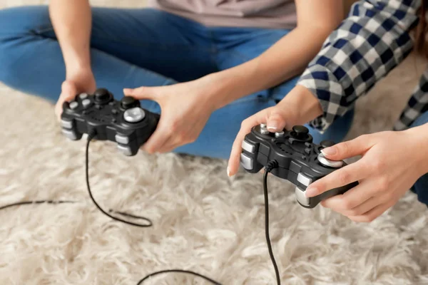 Wanita Muda Bermain Video Game Rumah Close — Stok Foto