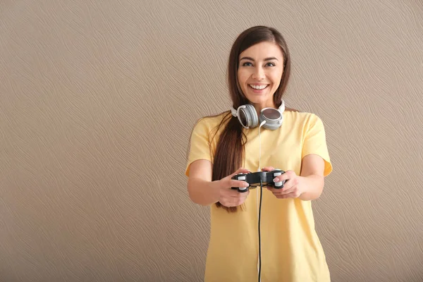 Mujer Joven Con Mando Sobre Fondo Color —  Fotos de Stock