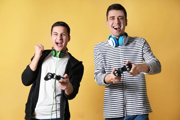Fiatal Férfiak Gamepad Színes Háttérrel — Stock Fotó