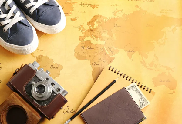 Câmera Fotográfica Sapatos Caderno Dinheiro Mapa Mundo Vintage Conceito Planeamento — Fotografia de Stock