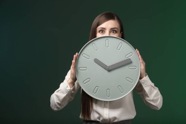 Renkli arka planı olan bir kadın. Zaman yönetimi kavramı