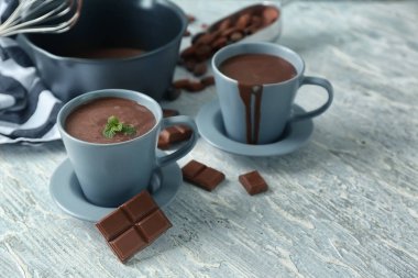 Ahşap masa üzerinde sıcak çikolata bardak