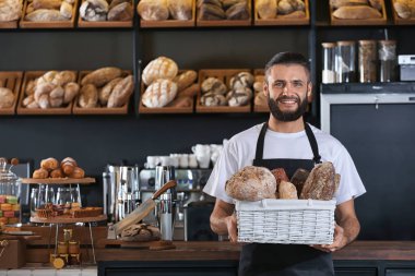 Hasır sepet taze ekmek ile dükkanda tutan erkek baker