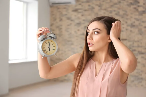 Onrustige Vrouw Met Wekker Binnenshuis Time Management Concept — Stockfoto