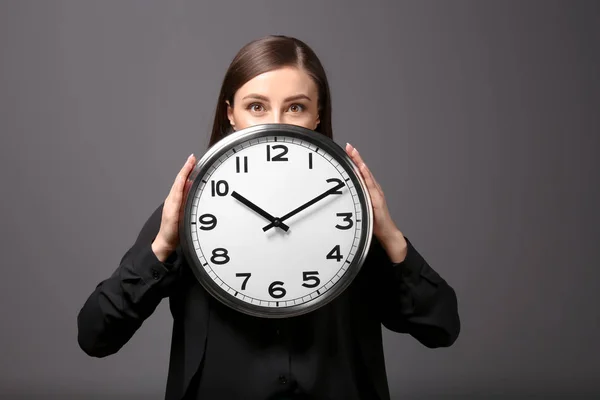 Femme Avec Horloge Sur Fond Gris Concept Gestion Temps — Photo