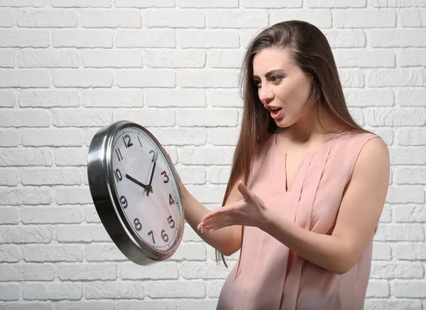 Mujer Problemática Con Reloj Contra Pared Ladrillo Blanco Concepto Gestión — Foto de Stock